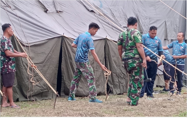 Pendirian Tenda Oleh TNI AU